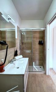 Un baño con ducha y lavabo blanco. en Le Vele, en Civitavecchia 24 fotos más