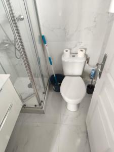 クレテイユにあるPetit cocon moderne et fonctionnelのトイレとシャワー付きの白いバスルーム