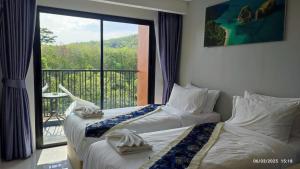 Postel nebo postele na pokoji v ubytování The Answer Hotel