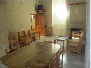 Μια τηλεόραση ή/και κέντρο ψυχαγωγίας στο Shared cauchi corner house with roof top pool and pay per use aircondition +5 φωτογραφίες
