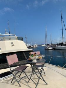 een tafel met stoelen en een kom op een boot bij Master Cabin in Golfe Juan in Vallauris +19 foto's