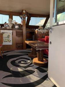 een woonkamer met een tafel op een boot bij Master Cabin in Golfe Juan in Vallauris
