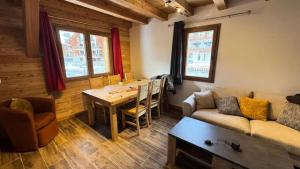 una sala de estar con un sofá y una mesa en Chalet Epilobe - Superbe duplex luxe, style refuge. MAE-5161, en Montgenèvre