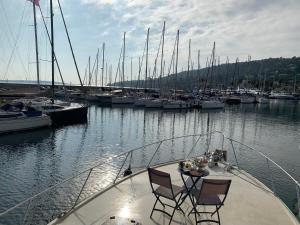 een boot in het water met stoelen en boten bij Master Cabin in Golfe Juan in Vallauris