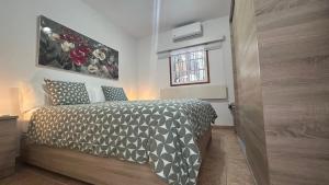 een slaapkamer met een bed met een zwart-wit dekbed bij Casa Maruca in Puntagorda