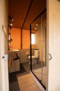 Koupelna v ubytování Camping & Bungalows Platja Brava