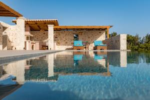 Bazén v ubytování Terra Lucis Mountain Residences nebo v jeho okolí