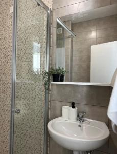 Koupelna v ubytování Apartment Complex with Pool in Bar, Montenegro