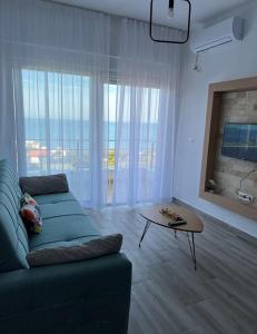 Posezení v ubytování Apartment Complex with Pool in Bar, Montenegro + 27 fotografií