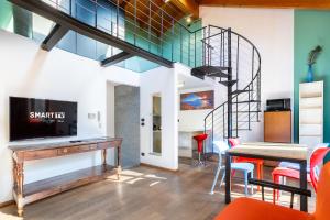 TV a/nebo společenská místnost v ubytování Strepitoso Loft con vista Duomo