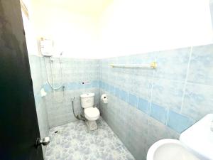 Un baño con inodoro y ducha en Patong Canal Villa 107, en Patong Beach