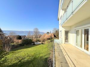 a view of a yard from the side of a house at MADELEINE in Sipplingen