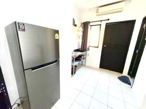 cocina con nevera y suelo de baldosa blanca en Patong Canal Villa 107, en Patong Beach 3 fotos más