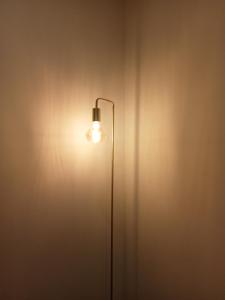 a light in a room with a wall at Apúlia Beach Avenue in Apúlia