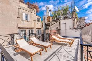 a group of chairs sitting on a balcony at Maison Della Vite in Rome