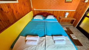 Postel nebo postele na pokoji v ubytování Viktória Apartman DunaWeekend