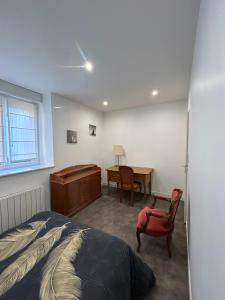 a bedroom with a bed and a desk and a chair at Appartement 4 personnes joliment rénové proche du Centre-ville in Épinal
