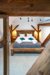 una camera da letto con un letto grande con cuscini blu di Wanderer Sighisoara a Sighişoara Altre 130 foto
