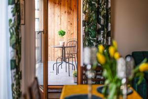 Una habitación con una mesa y sillas en un balcón. en Rimini Moxy TE&AM Old Town Free Parking Dworzec 5 min, en Cracovia