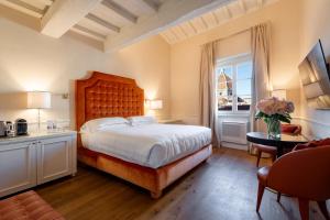 Posteľ alebo postele v izbe v ubytovaní San Firenze Suites & Spa