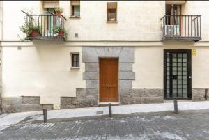 budynek z brązowymi drzwiami i 2 balkonami w obiekcie 2 bedrooms 1 bathroom furnished - Las Letras - Bright - MintyStay w Madrycie