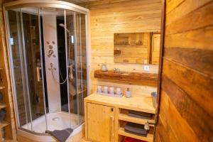 Bilik mandi di Land Alm Family Lodges