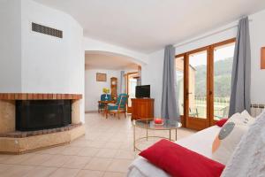ein Wohnzimmer mit Couch und Kamin in der Unterkunft L’Écrin du Brulat - Jardin et vue montagnes in Le Castellet