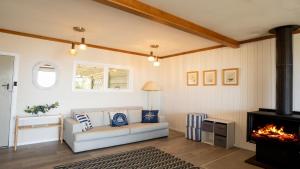 Posezení v ubytování Captains on the Seafront - Winter Fire - stunning sea views- 4br 2bth - large waterfront