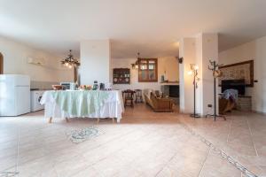 SurighedduにあるVilla Sant 'Elmo Algheroのキッチン、リビングルーム(テーブル付)