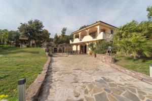 SurighedduにあるVilla Sant 'Elmo Algheroの石造りの私道のある家