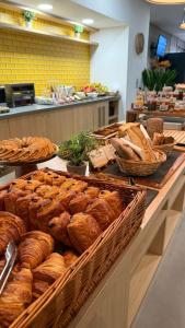 布拉尼亚克Appart Hotel Odalys City Toulouse Blagnac Aéroport的面包店在柜台上供应面包和糕点