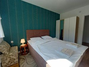 ソコバニャにあるApartman s parkingom, blizu Akva parka, Natura Lux - Green Hill, Sokobanjaの緑の壁のベッドルーム1室(大型ベッド1台付)