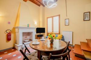 Televízia a/alebo spoločenská miestnosť v ubytovaní Heart of Florence - San Lorenzo Lovely Apartment