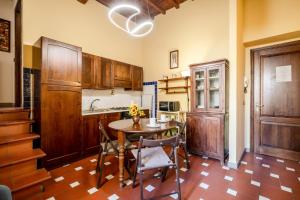 Kuchyňa alebo kuchynka v ubytovaní Heart of Florence - San Lorenzo Lovely Apartment + 7 fotografií