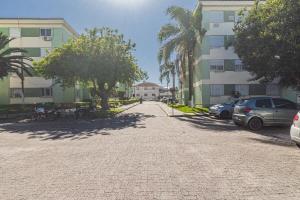 a cobblestone street in front of a building at AP familiar com parquinho perto do centro in Pelotas