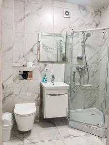 Phòng tắm tại Apartments Domovik Myru St. 11s/21 +9 ảnh