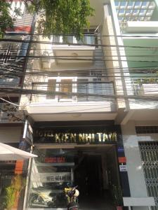 un bâtiment avec une moto garée devant lui dans l'établissement Kien Nhi Tam Motel, à Vung Tau