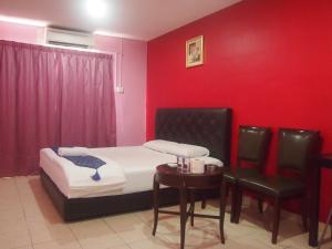 A bed or beds in a room at Senawang Star Hotel