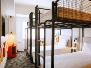 Postel nebo postele na pokoji v ubytování ibis Styles Tokyo Bay