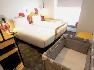 Postel nebo postele na pokoji v ubytování ibis Styles Tokyo Bay