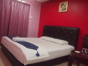 A bed or beds in a room at Senawang Star Hotel