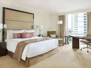 Postel nebo postele na pokoji v ubytování Fairmont Makati