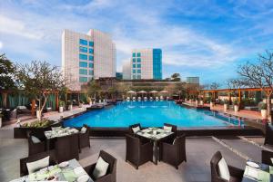 Bazén v ubytování The Leela Ambience Gurugram Hotel & Residences - The Luxury Urban Sanctuary nebo v jeho okolí