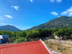 vistas a una montaña con techo rojo en Trung Hậu Hotel, en Con Dao 15 fotos más