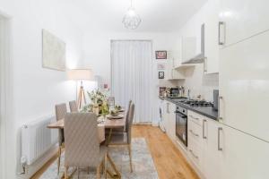 Η κουζίνα ή μικρή κουζίνα στο Charming London Flat Near Wembley Parks & Garden +9 φωτογραφίες