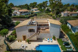 an aerial view of a house with a swimming pool at Ideal Property Mallorca - Tacaritx in Cielo de Bonaire 