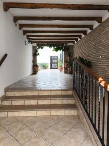 un pasillo con escaleras y una pared de ladrillo en Vivienda Turística La Cordobesa, en Córdoba