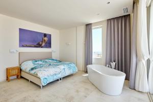 En eller flere senge i et værelse på Andaluz Getaway + 34 billeder