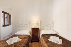 two beds sitting next to each other in a room at Le Dimore del Seminario in San Miniato
