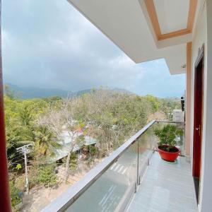 un balcón con vista al mar en Trung Hậu Hotel, en Con Dao